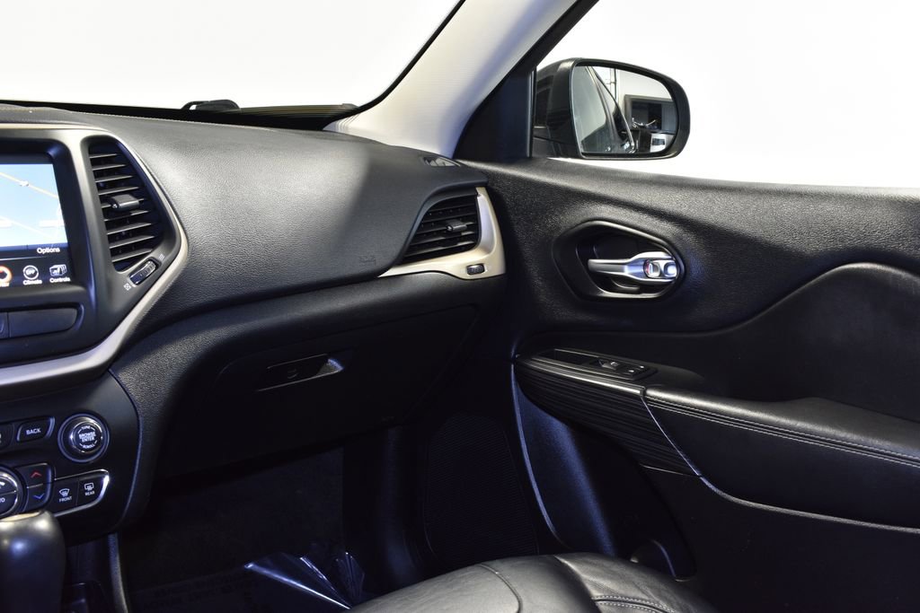 Used 2016 Jeep Cherokee Limited image 16