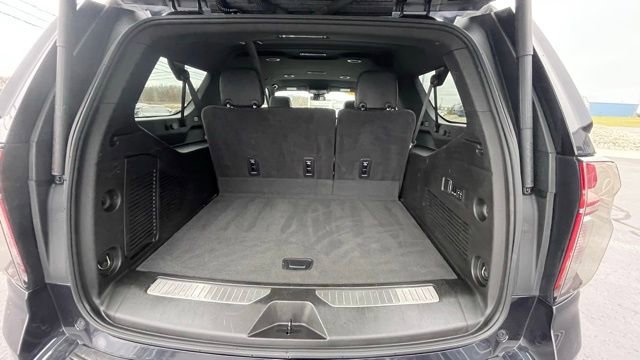 Used 2023 Chevrolet Suburban Premier image 5