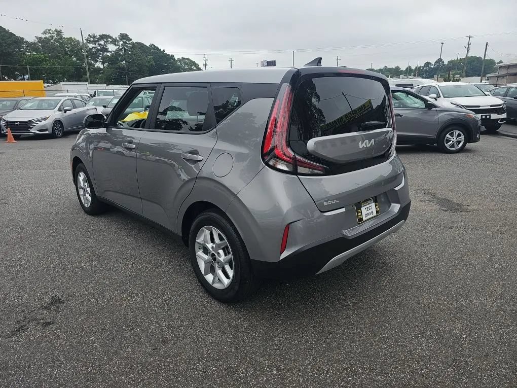 Used 2025 Kia Soul LX w/ LX Technology Package FWD image 3