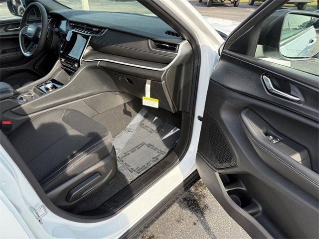 New 2025 Jeep Grand Cherokee L Laredo image 16