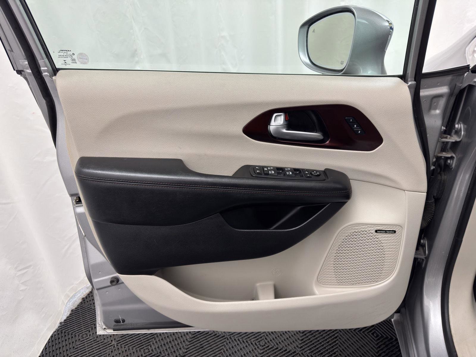 Used 2017 Chrysler Pacifica Limited image 13