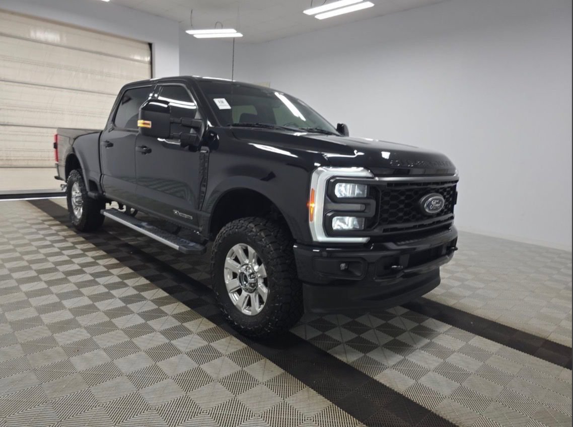 Used 2023 Ford F250 Lariat w/ Sport Appearance Package AWD/4WD image 2