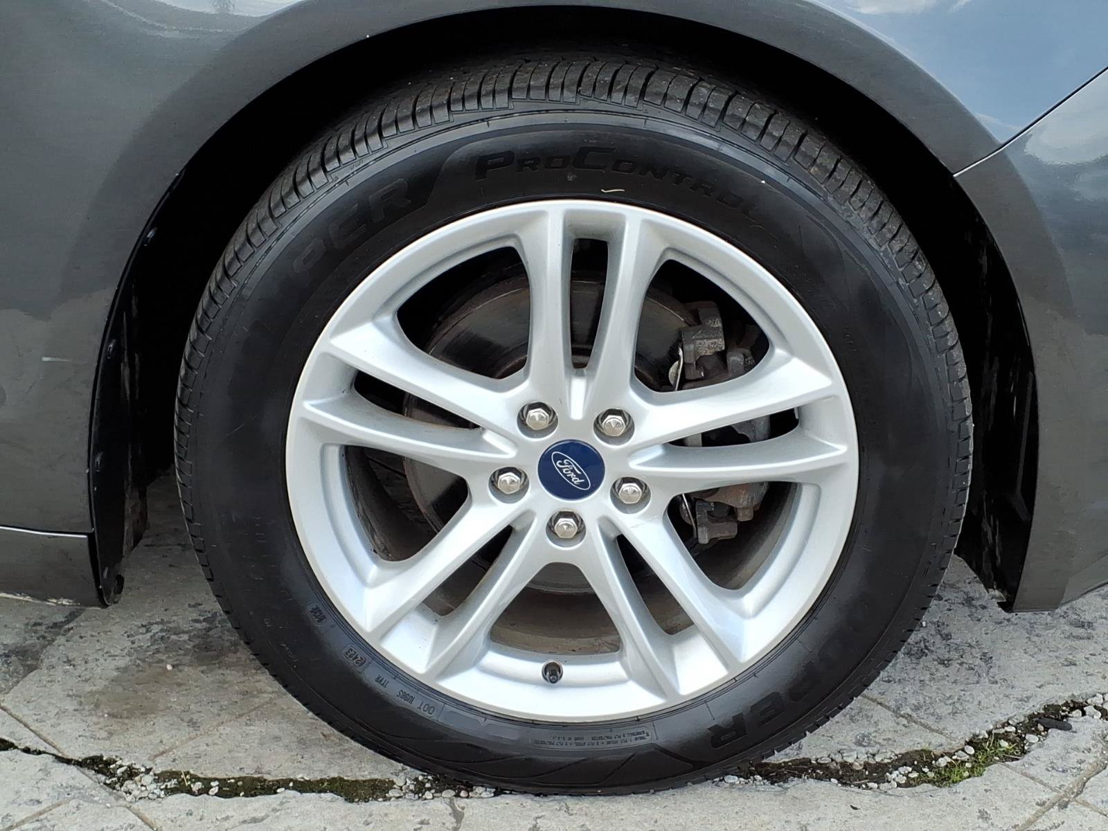 Used 2018 Ford Fusion SE w/ Fusion SE Technology Package FWD image 8