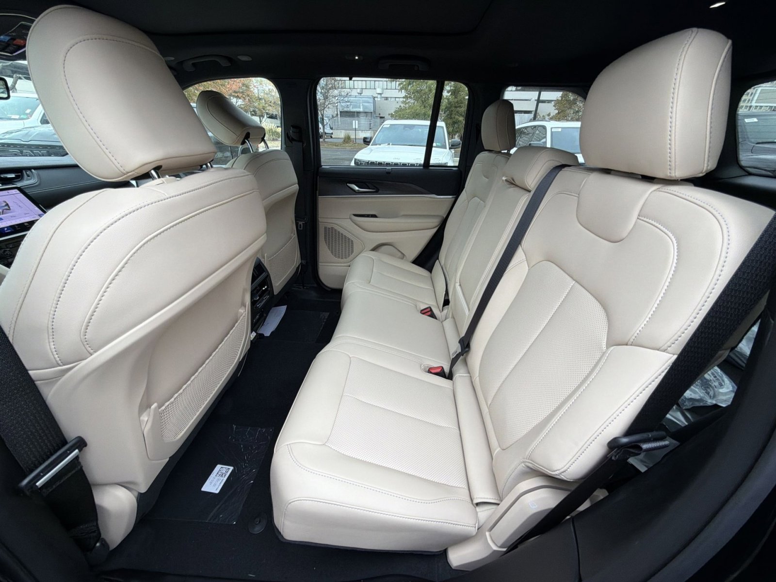 New 2025 Jeep Grand Cherokee Limited w/ Luxury Tech Group II image 25