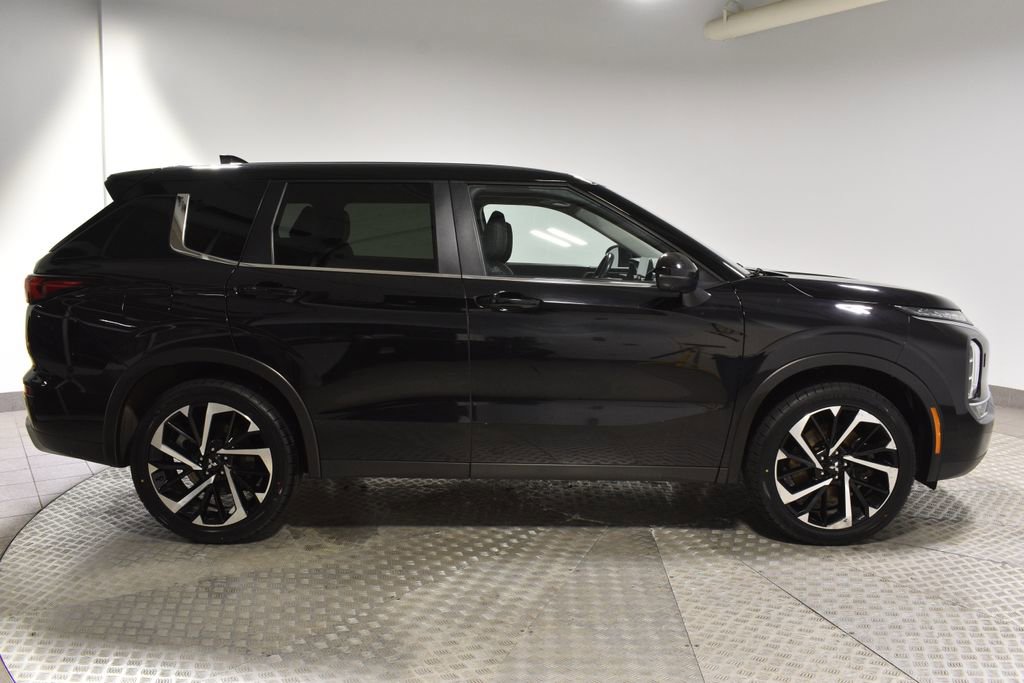 Used 2024 Mitsubishi Outlander SE Black Edition image 6