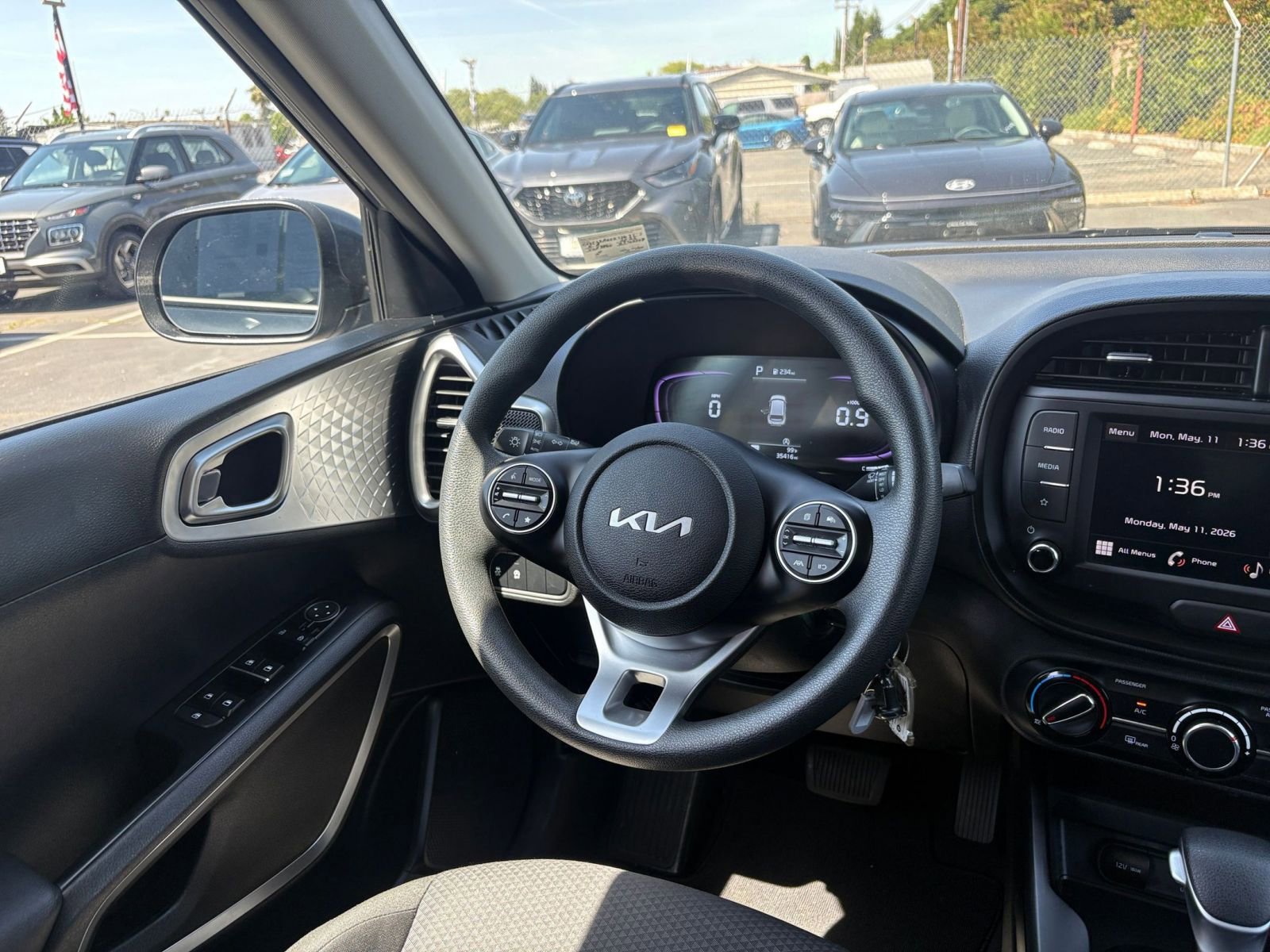 Used 2025 Kia Soul LX w/ LX Technology Package FWD image 32
