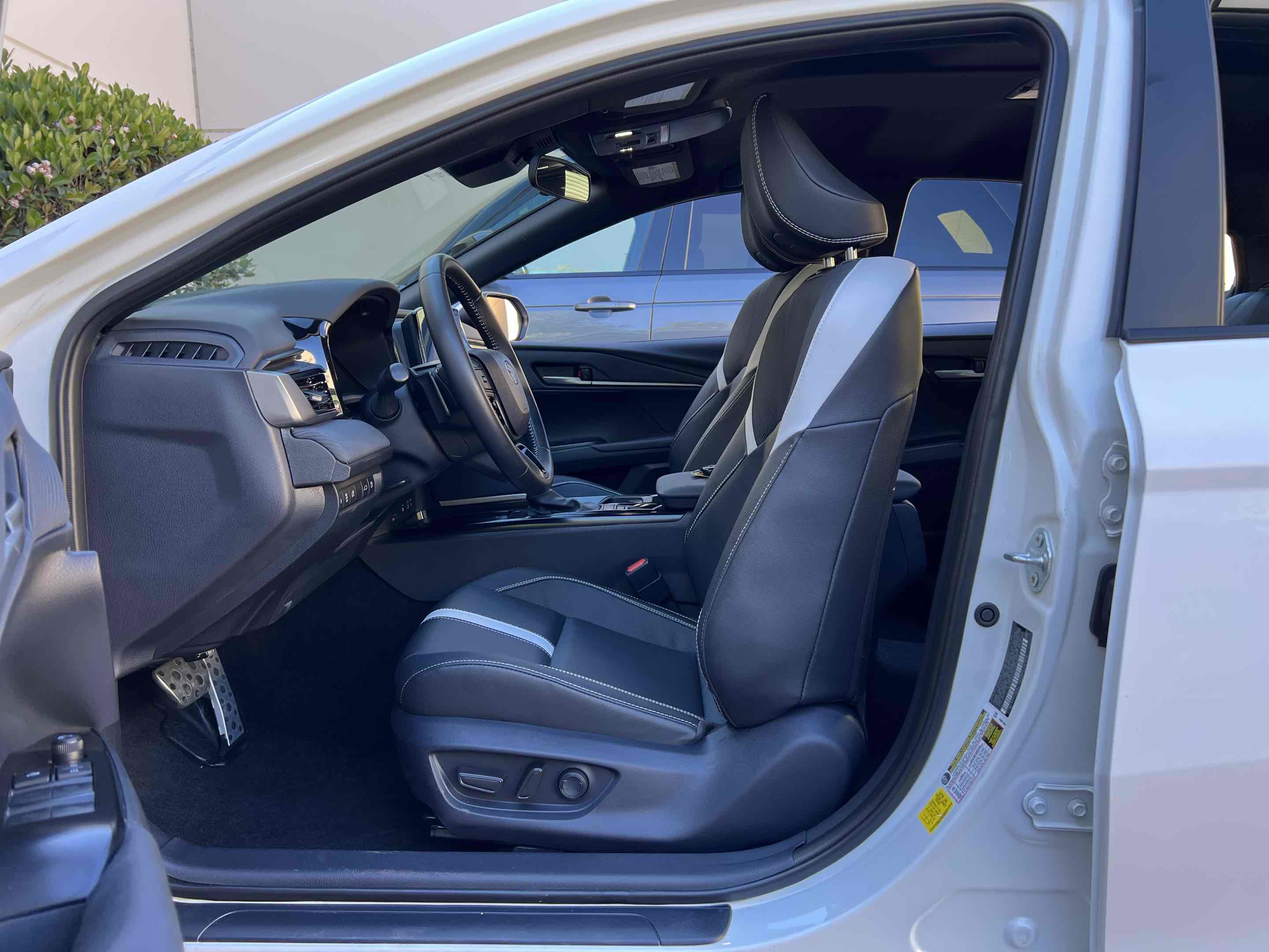 Used 2025 Toyota Camry SE image 4