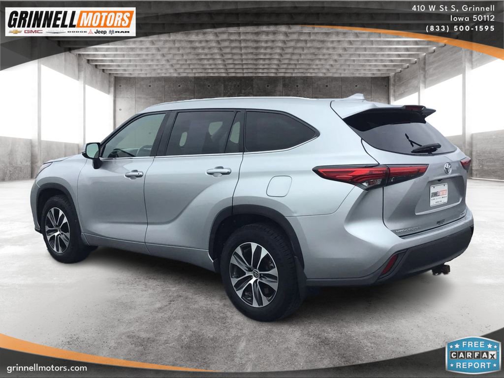 Used 2021 Toyota Highlander XLE AWD/4WD image 7