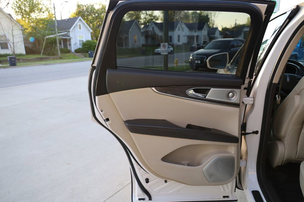 Used 2016 Lincoln MKX Reserve w/ Luxury Package image 17