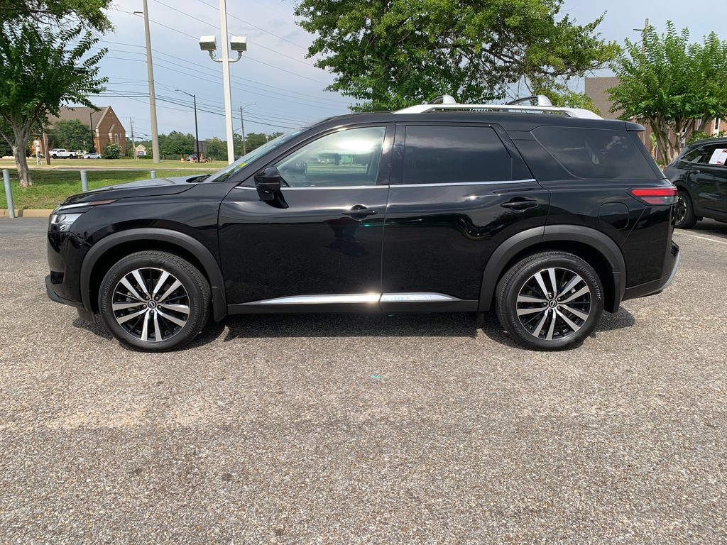 Used 2024 Nissan Pathfinder Platinum FWD image 5
