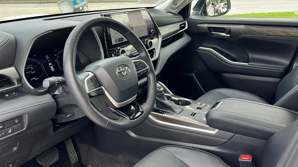 Used 2023 Toyota Highlander Limited image 2