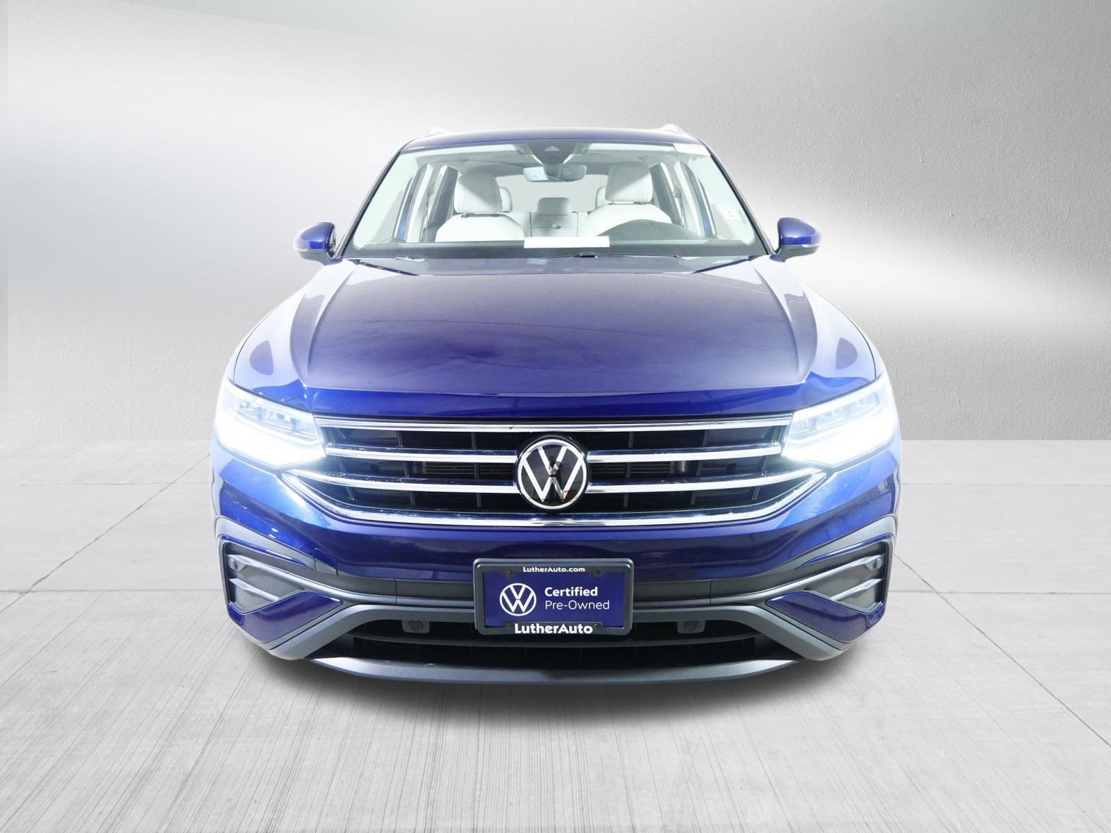 Used 2023 Volkswagen Tiguan SE w/ Panoramic Sunroof Package image 2