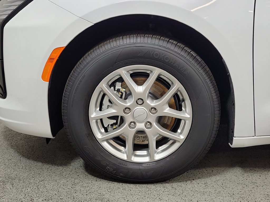 New 2027 Chrysler Pacifica Select FWD image 9