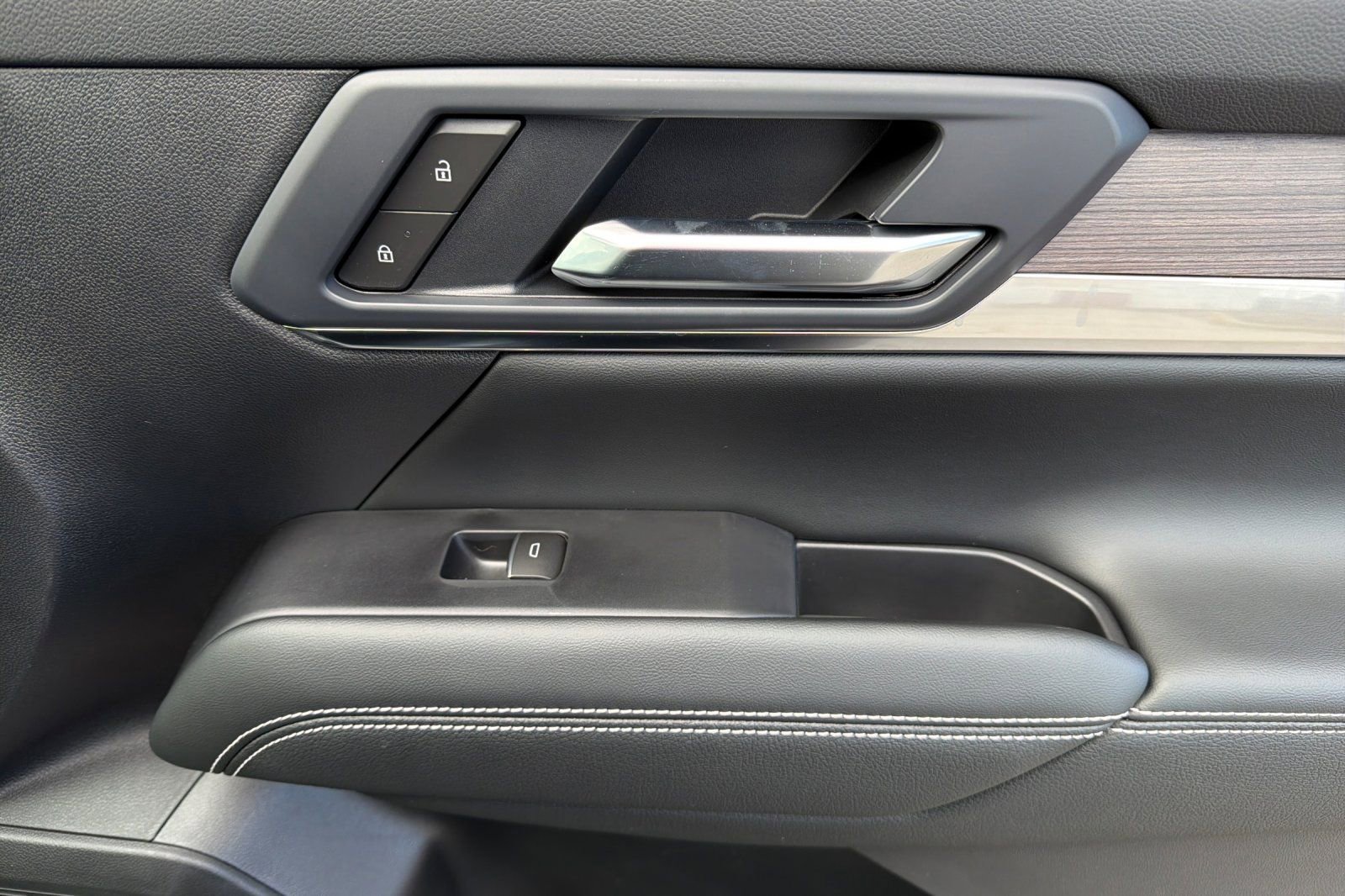 New 2026 GMC Terrain Denali w/ LPO, Black Badging Package image 19