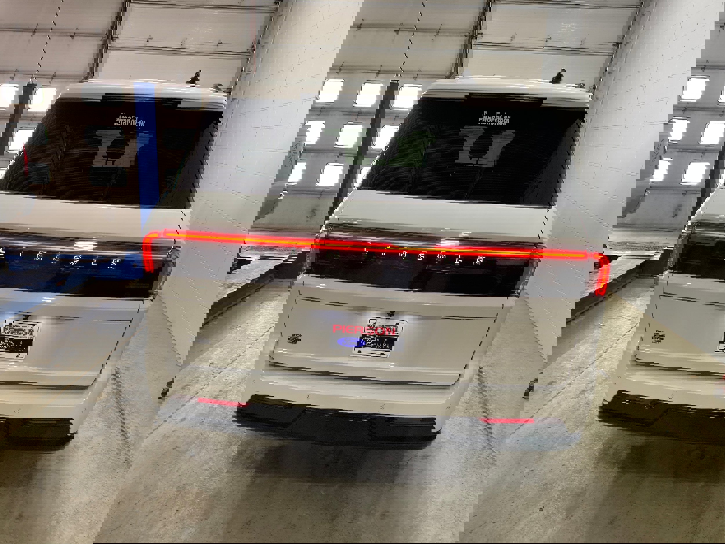 Used 2025 Lincoln Navigator L Reserve w/ Jet Appearance Package image 15