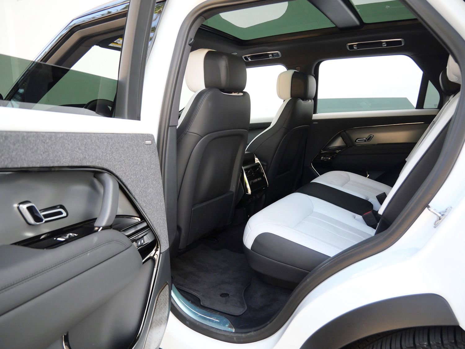 Used 2025 Land Rover Range Rover Sport Dynamic SE image 16