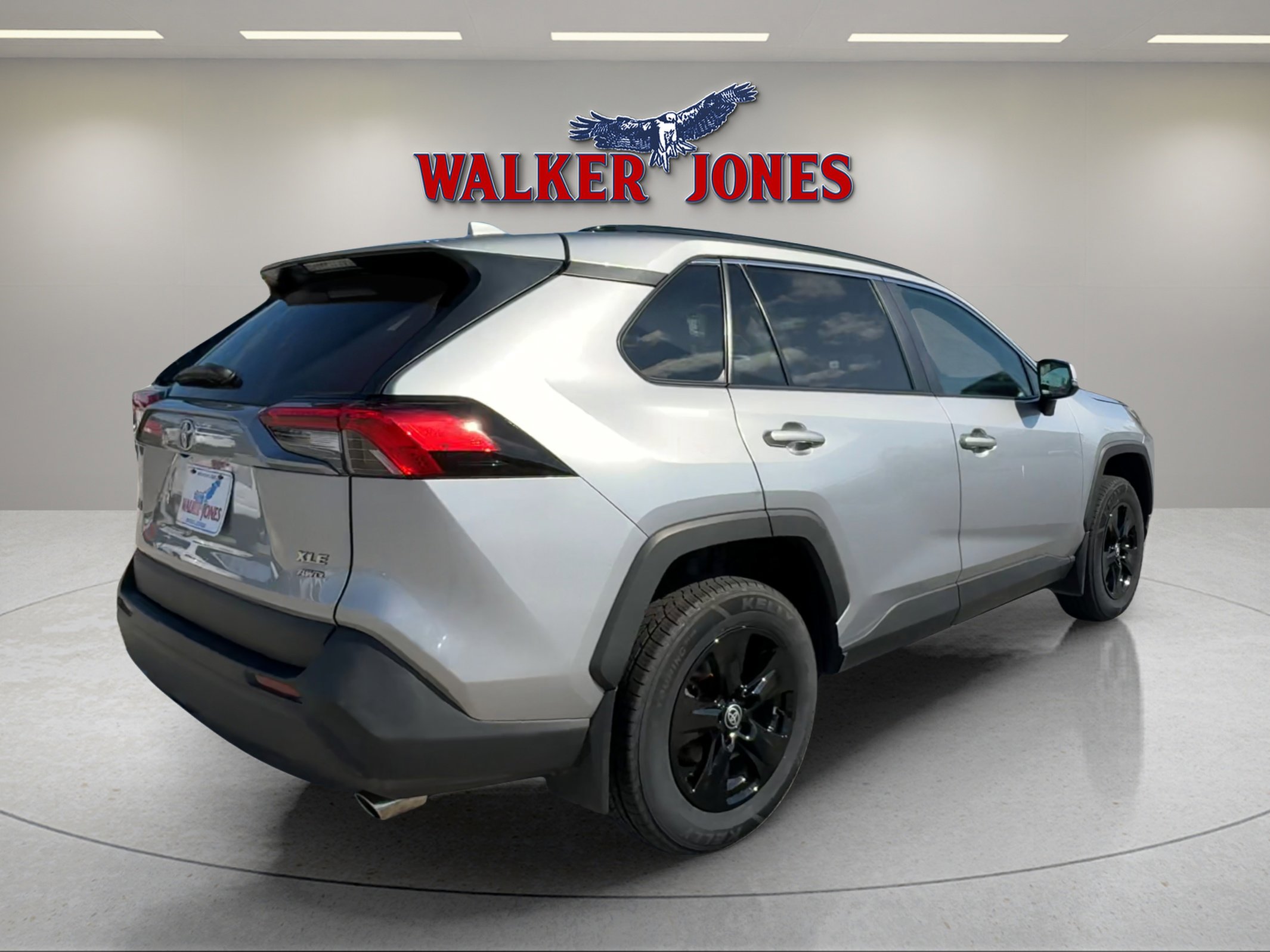 Used 2022 Toyota RAV4 XLE w/ Convenience Package image 3