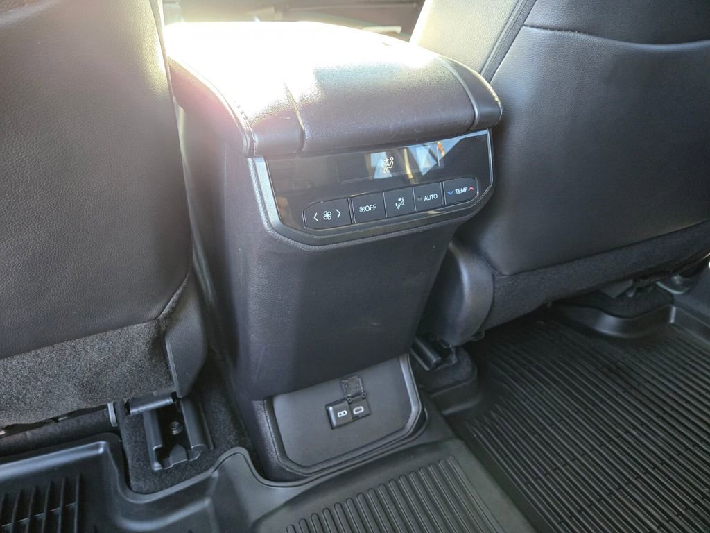 Used 2024 Toyota Highlander XLE image 17