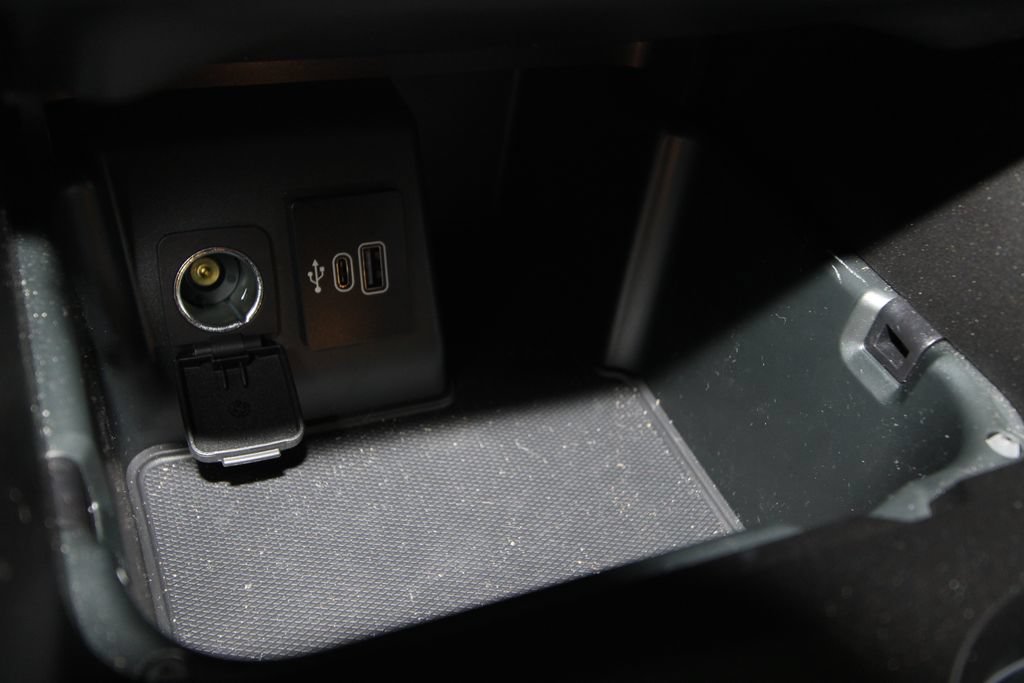 Used 2025 Ford Explorer Active AWD/4WD image 19