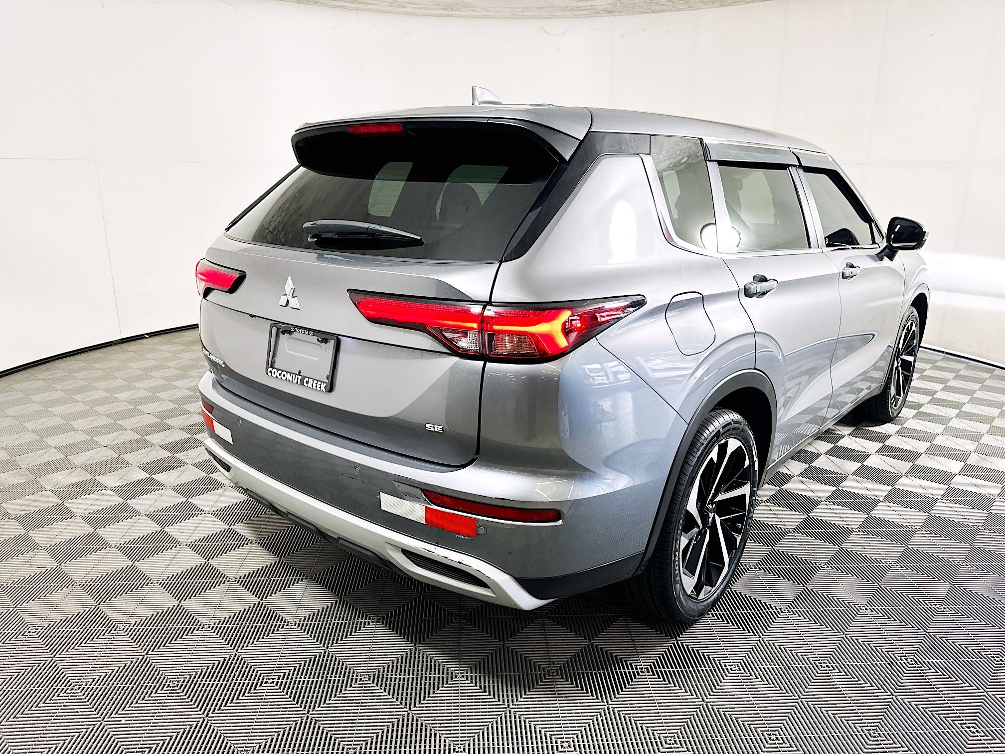Used 2023 Mitsubishi Outlander SE FWD image 3
