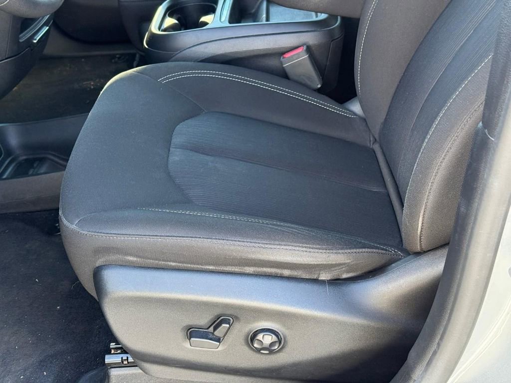 Used 2023 Chrysler Pacifica Touring image 18