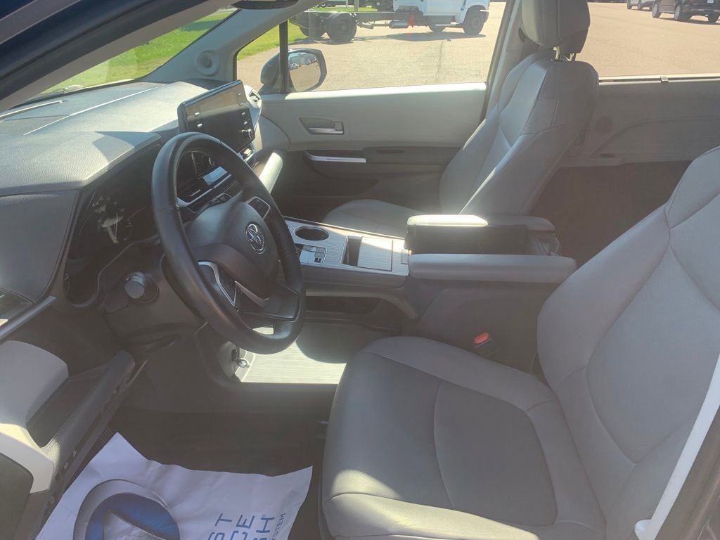 Used 2023 Toyota Sienna XLE image 25