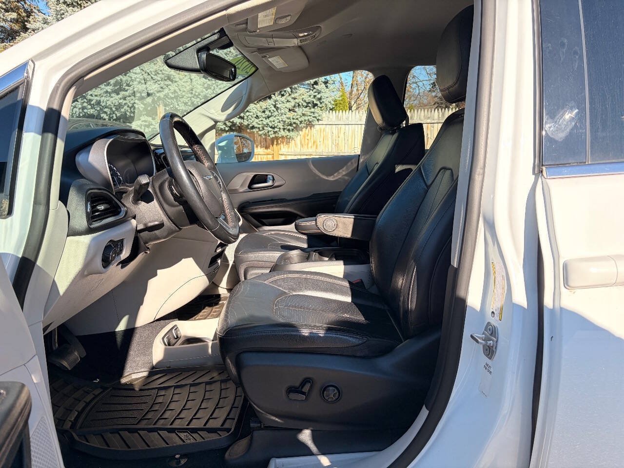 Used 2020 Chrysler Pacifica Touring-L FWD image 26