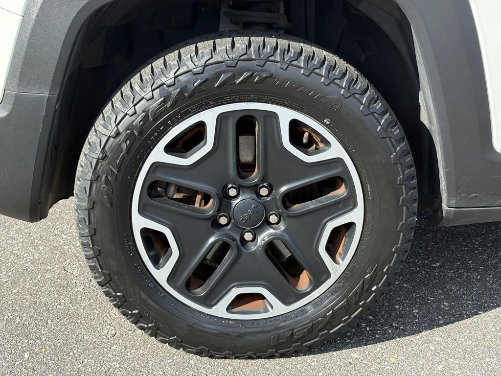 Used 2016 Jeep Renegade Trailhawk w/ Premium Trailhawk Package image 21