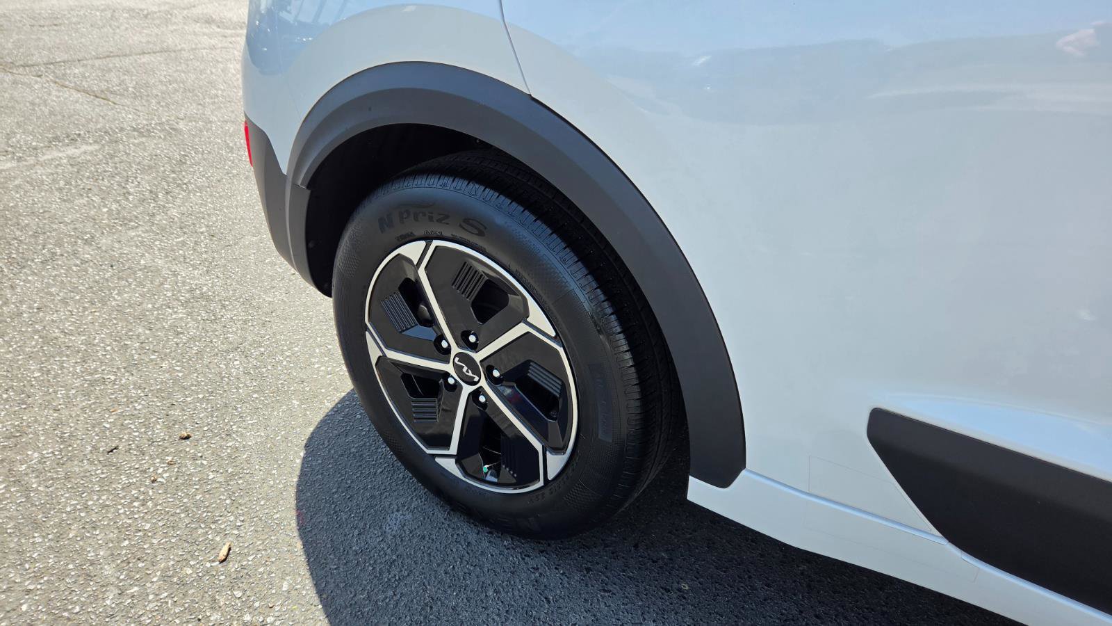 Used 2023 Kia Niro EX image 13