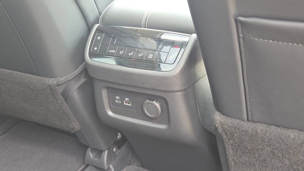 Used 2023 INFINITI QX60 Luxe w/ Performance Audio Package AWD/4WD image 36