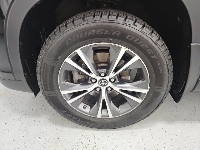 Used 2016 Toyota Highlander XLE AWD/4WD image 9