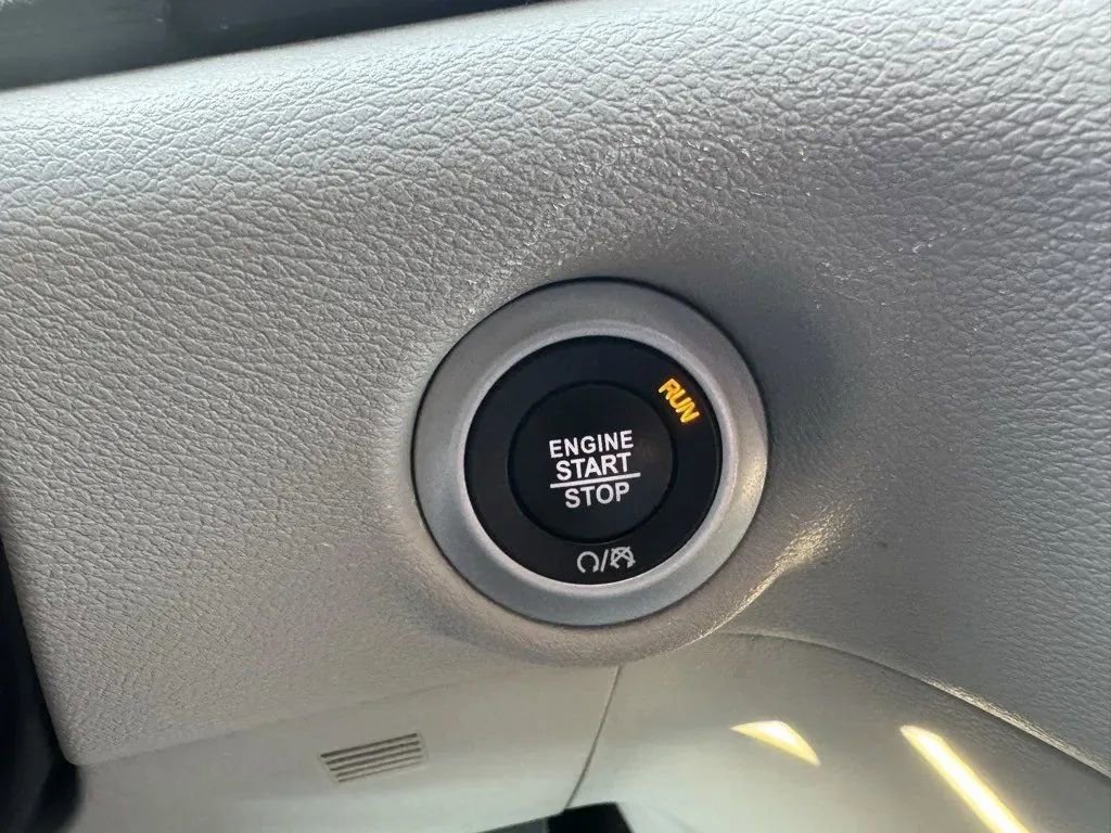 Used 2024 Chrysler Pacifica Touring-L image 30