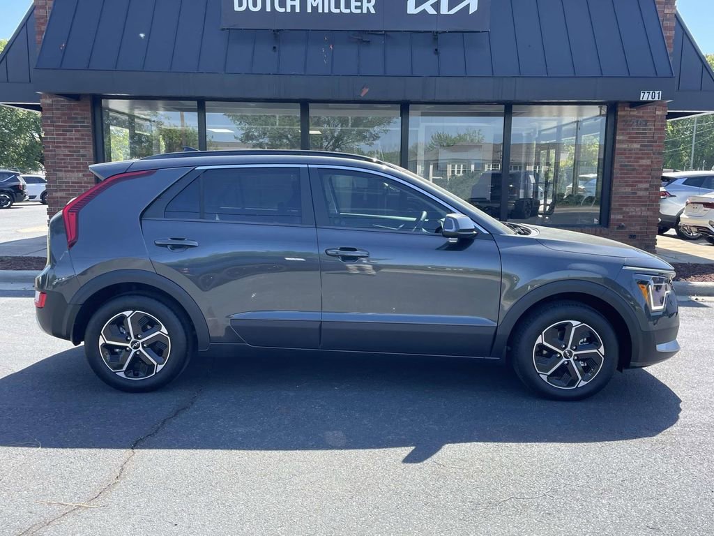 Used 2025 Kia Niro EX image 8