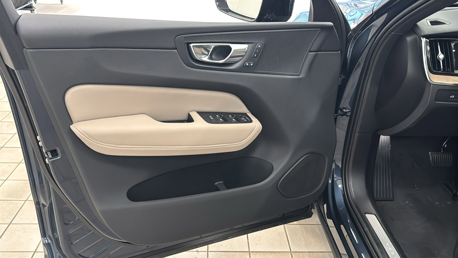 Used 2026 Volvo XC60 T8 Plus w/ Protection Package Premier image 21