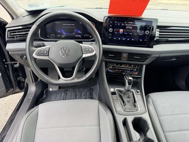 Used 2025 Volkswagen Jetta SE FWD image 17