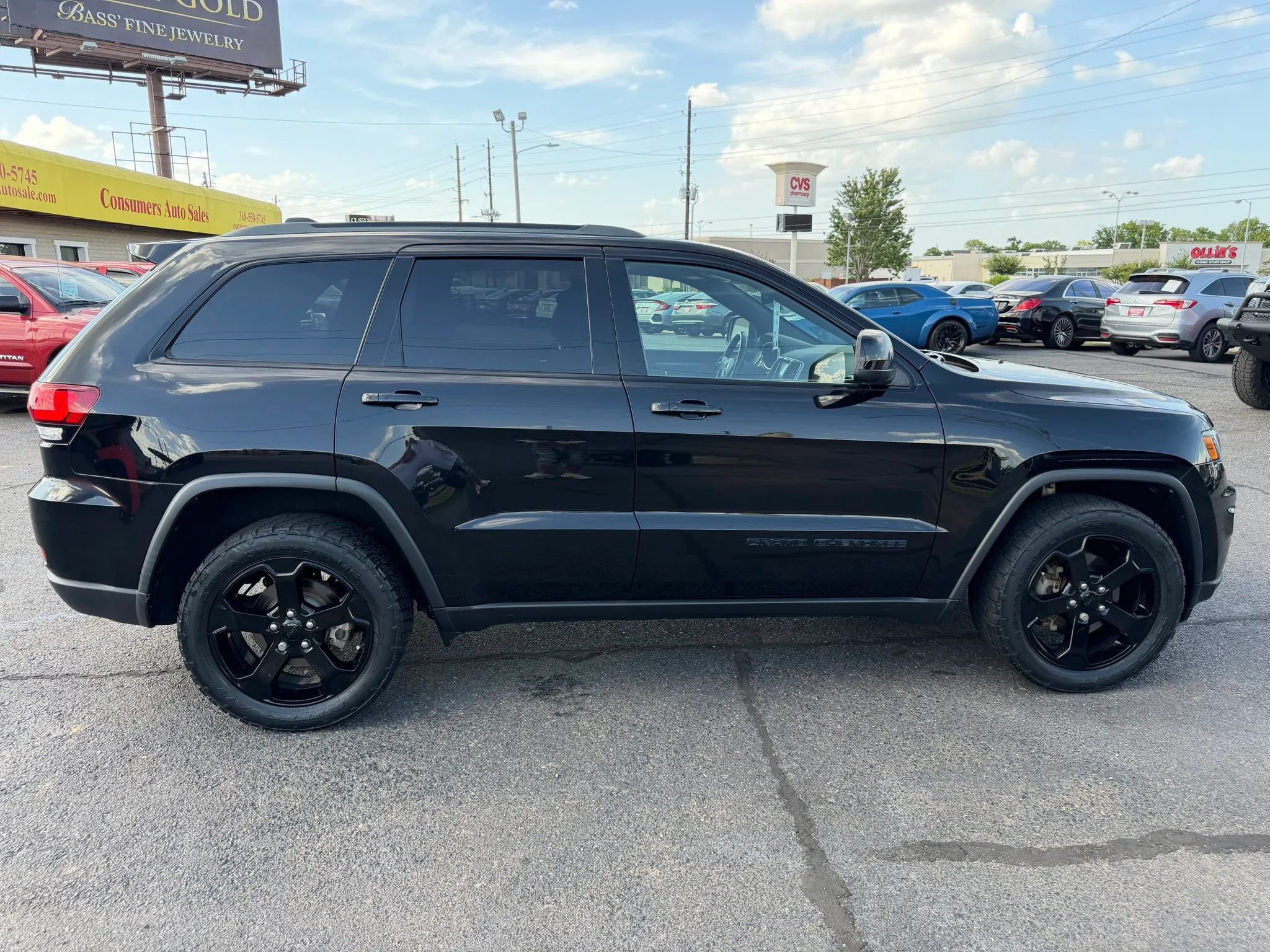 Used 2018 Jeep Grand Cherokee Laredo AWD/4WD image 2