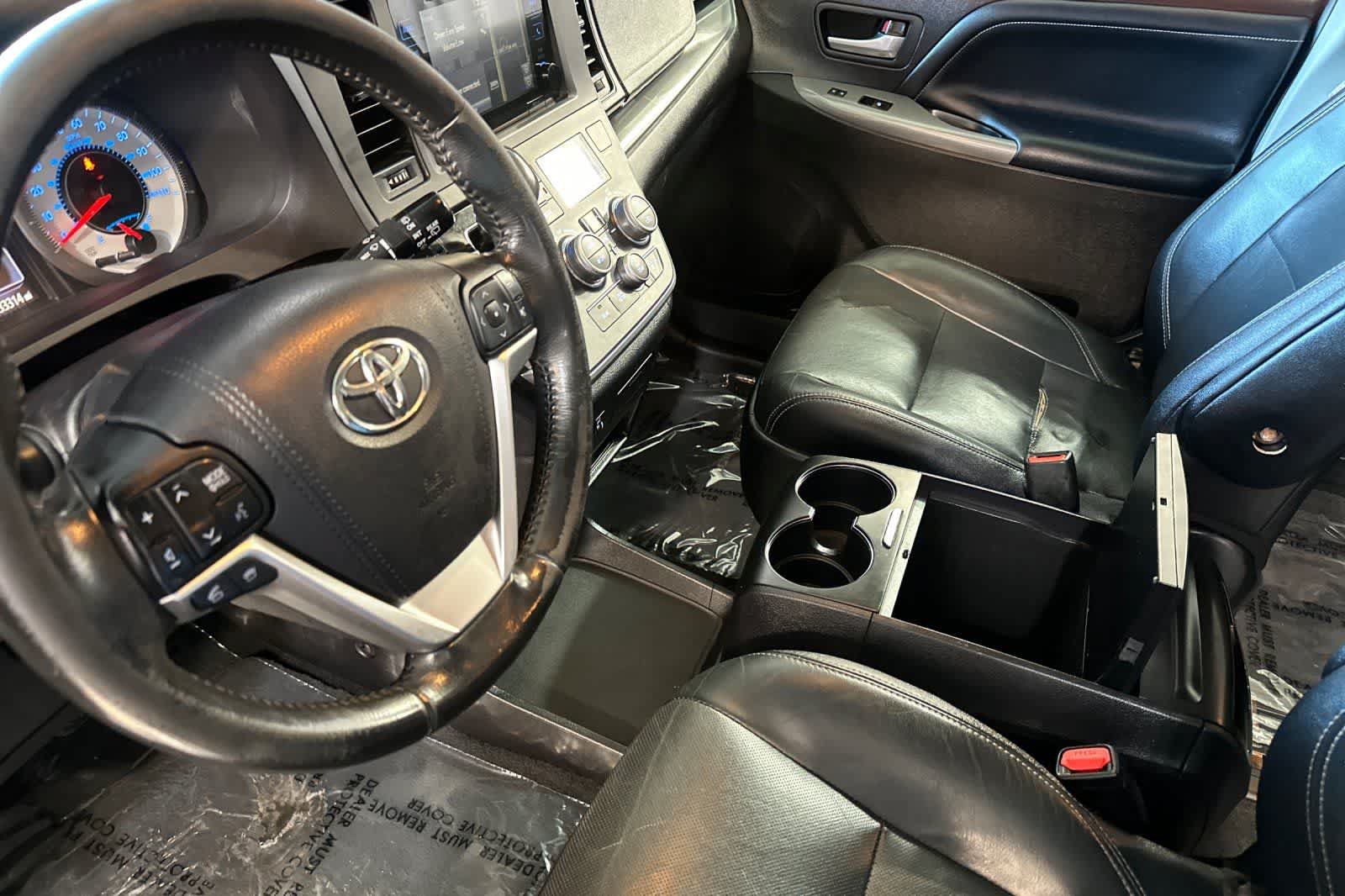 Used 2015 Toyota Sienna SE w/ SE Preferred Package FWD image 12