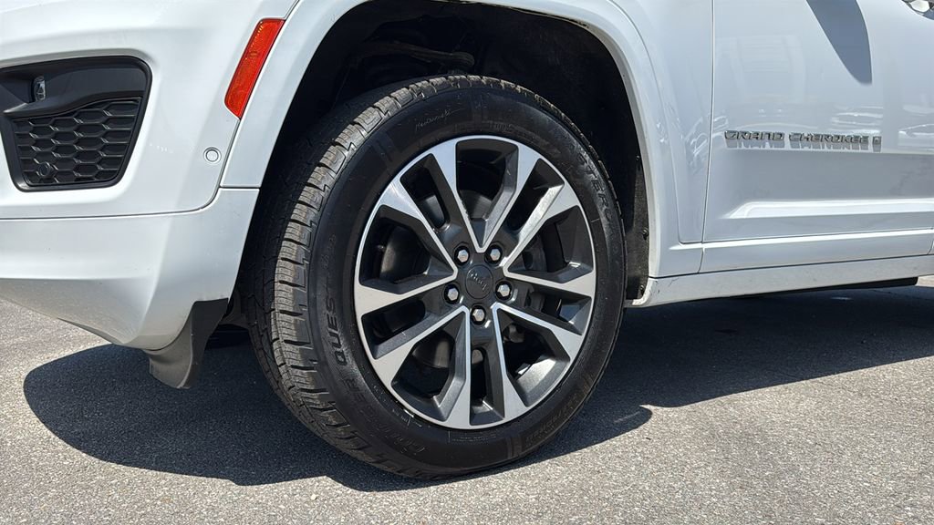 Used 2023 Jeep Grand Cherokee L Overland w/ Advanced Protech Group III RWD image 10