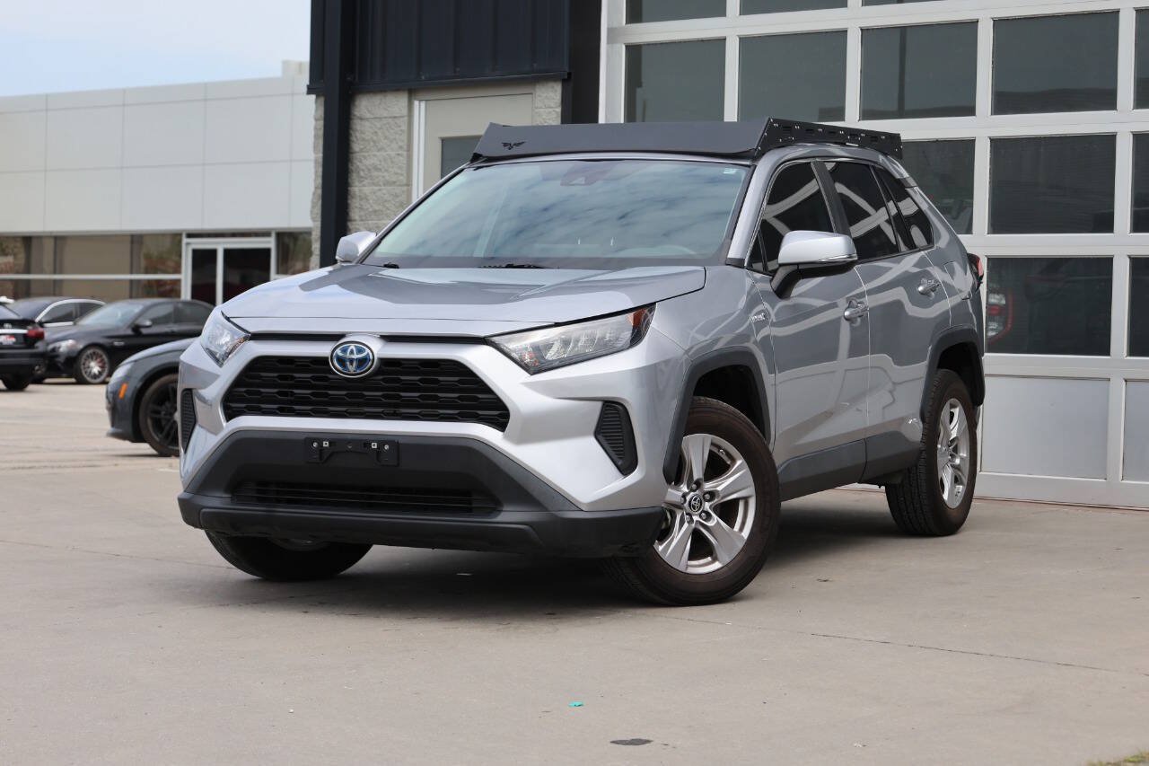 Used 2021 Toyota RAV4 LE AWD/4WD image 3