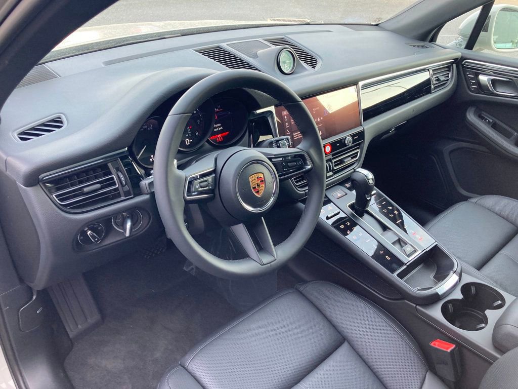 Used 2024 Porsche Macan image 4