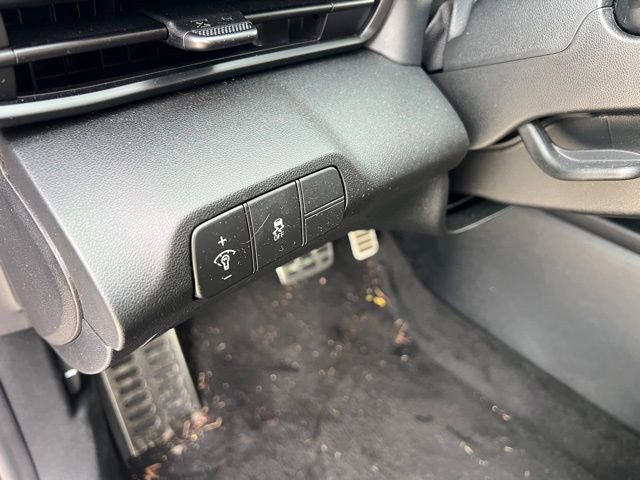 Certified 2025 Hyundai Elantra Sport image 17