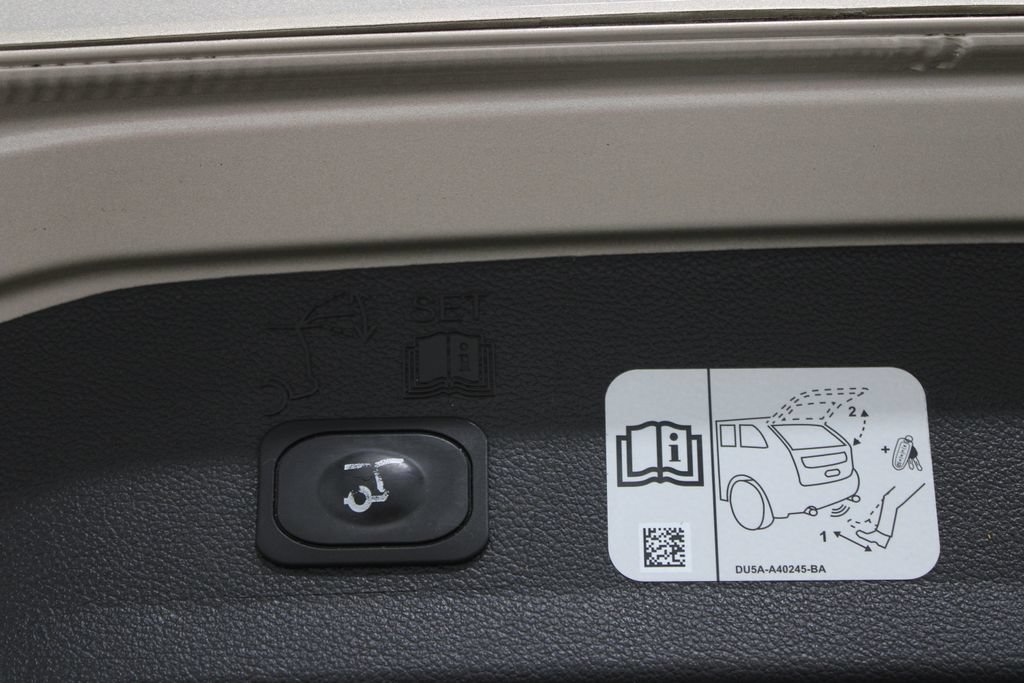 Used 2018 Ford Escape Titanium w/ Ford Safe & Smart Package FWD image 26