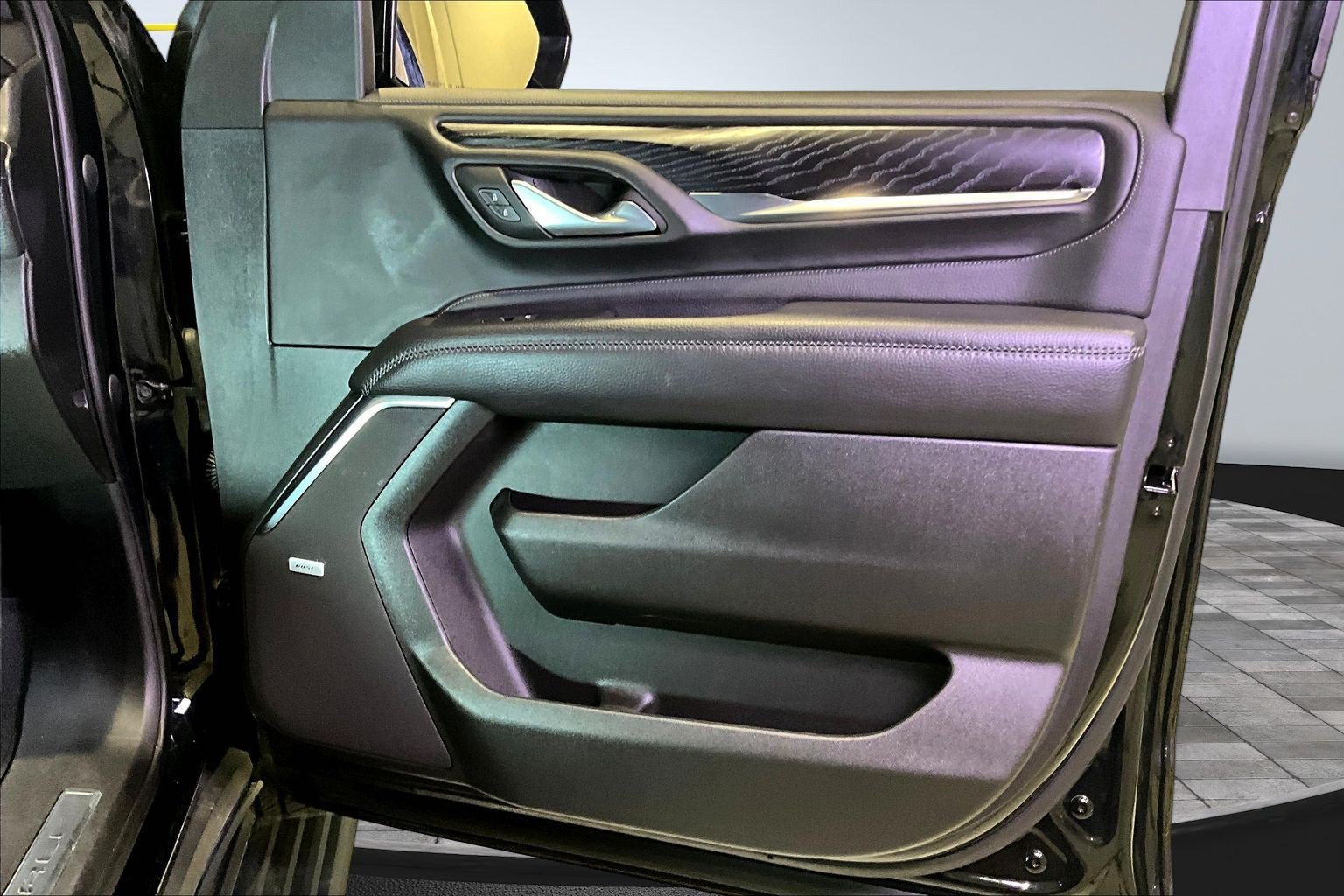 Used 2023 GMC Yukon XL Denali RWD image 28