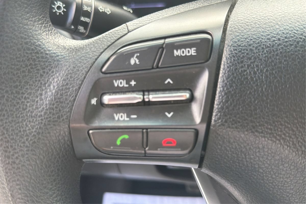 Used 2018 Hyundai Elantra GT FWD image 29