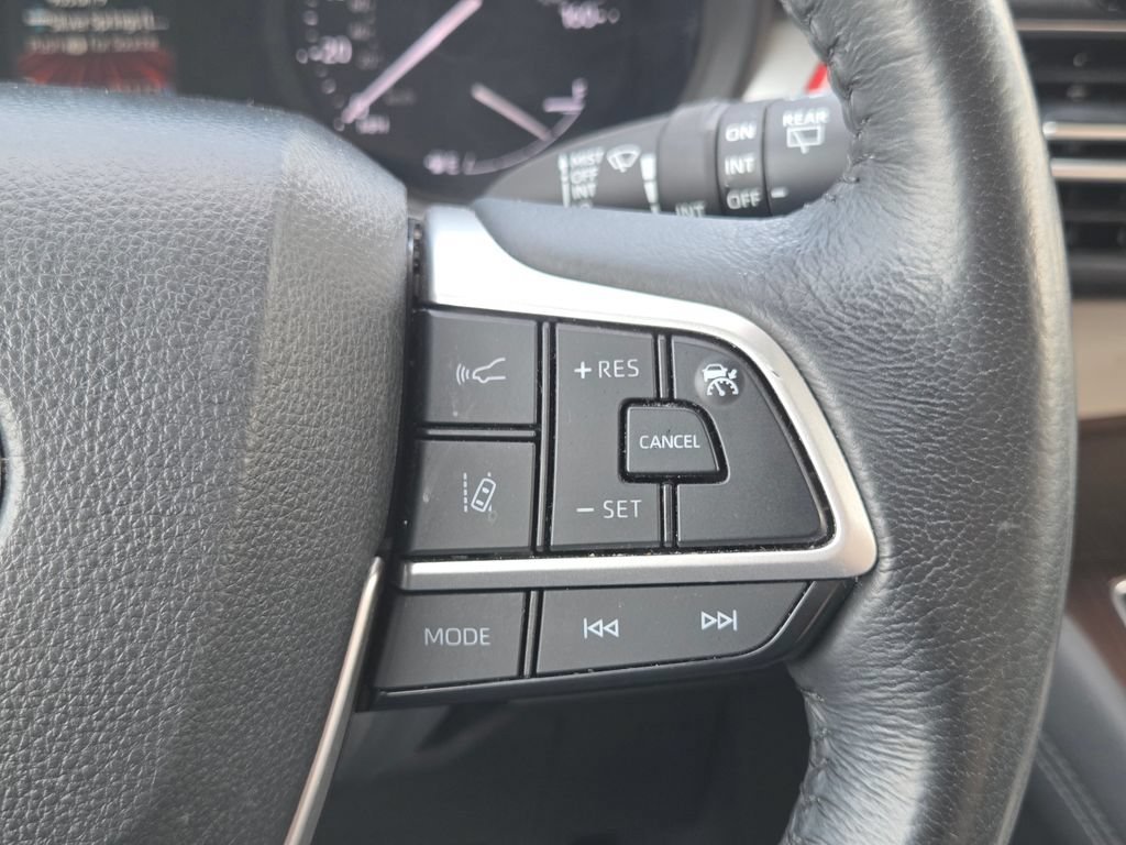 Used 2024 Toyota Sienna XLE FWD image 18