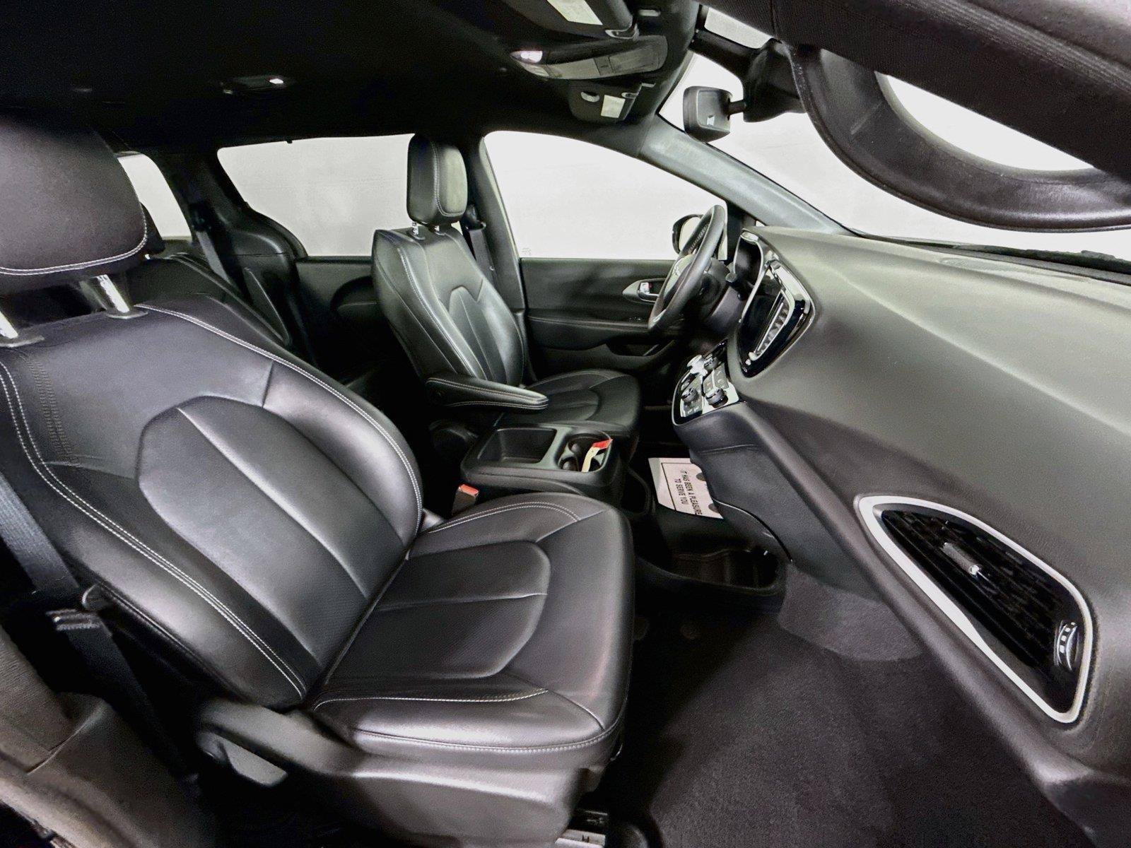 Used 2025 Chrysler Pacifica Select FWD image 27