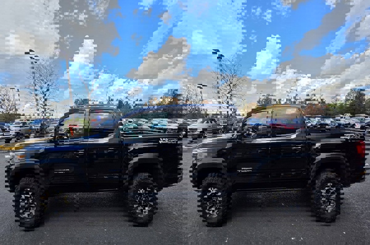 Used 2019 Toyota Tacoma TRD Off-Road AWD/4WD image 1