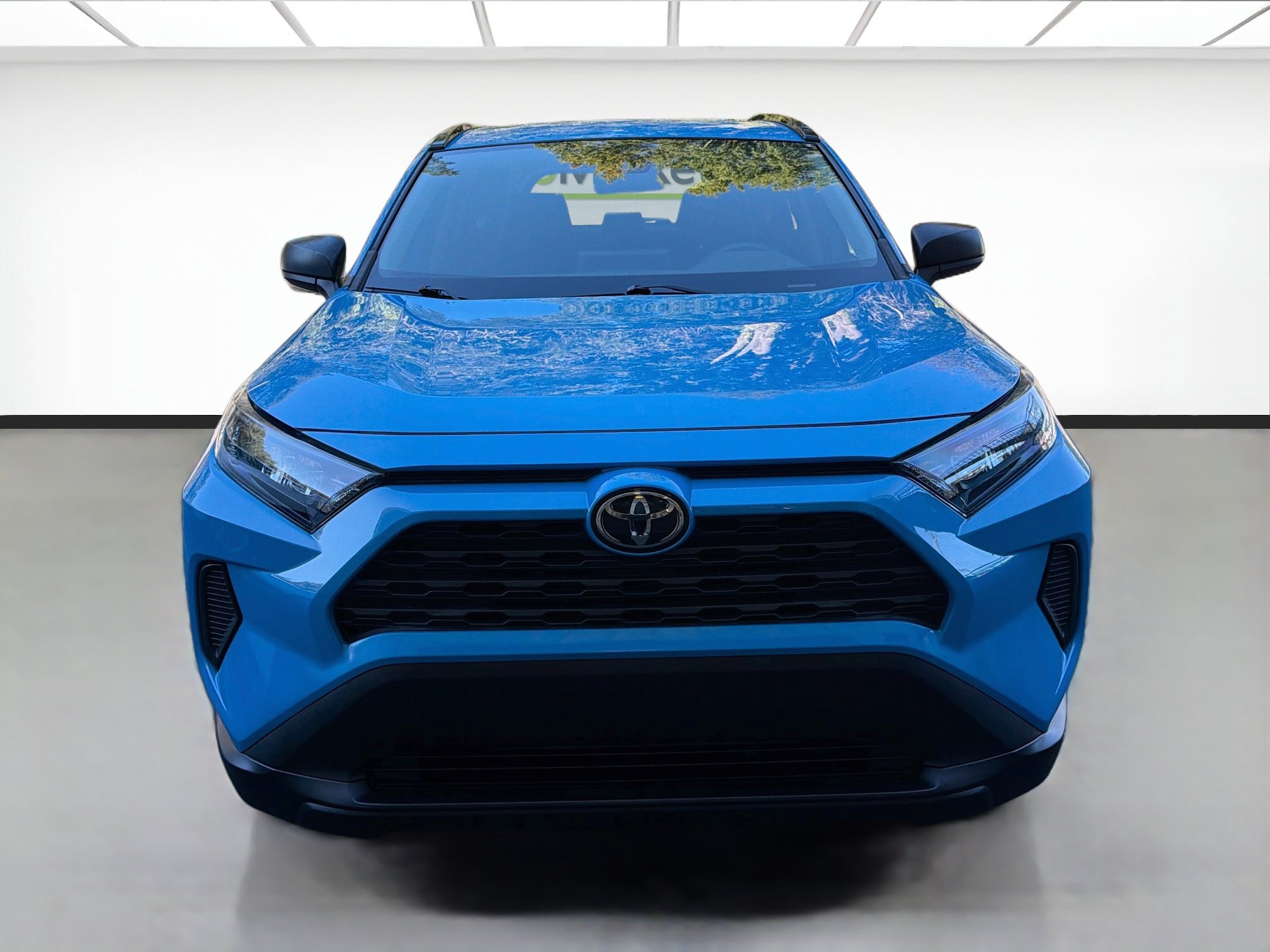 Used 2021 Toyota RAV4 LE AWD/4WD image 2