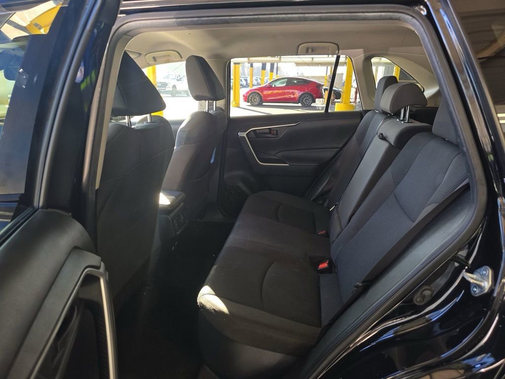 Used 2020 Toyota RAV4 LE image 5