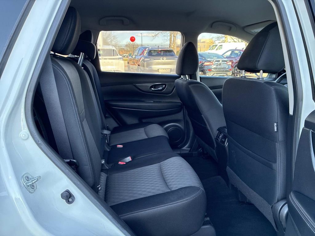 Used 2017 Nissan Rogue SV image 11